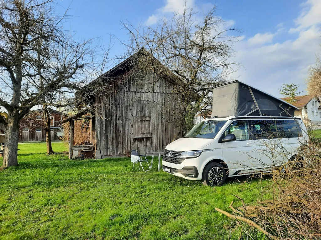 Wydhof-Camp in den Obstbäumen