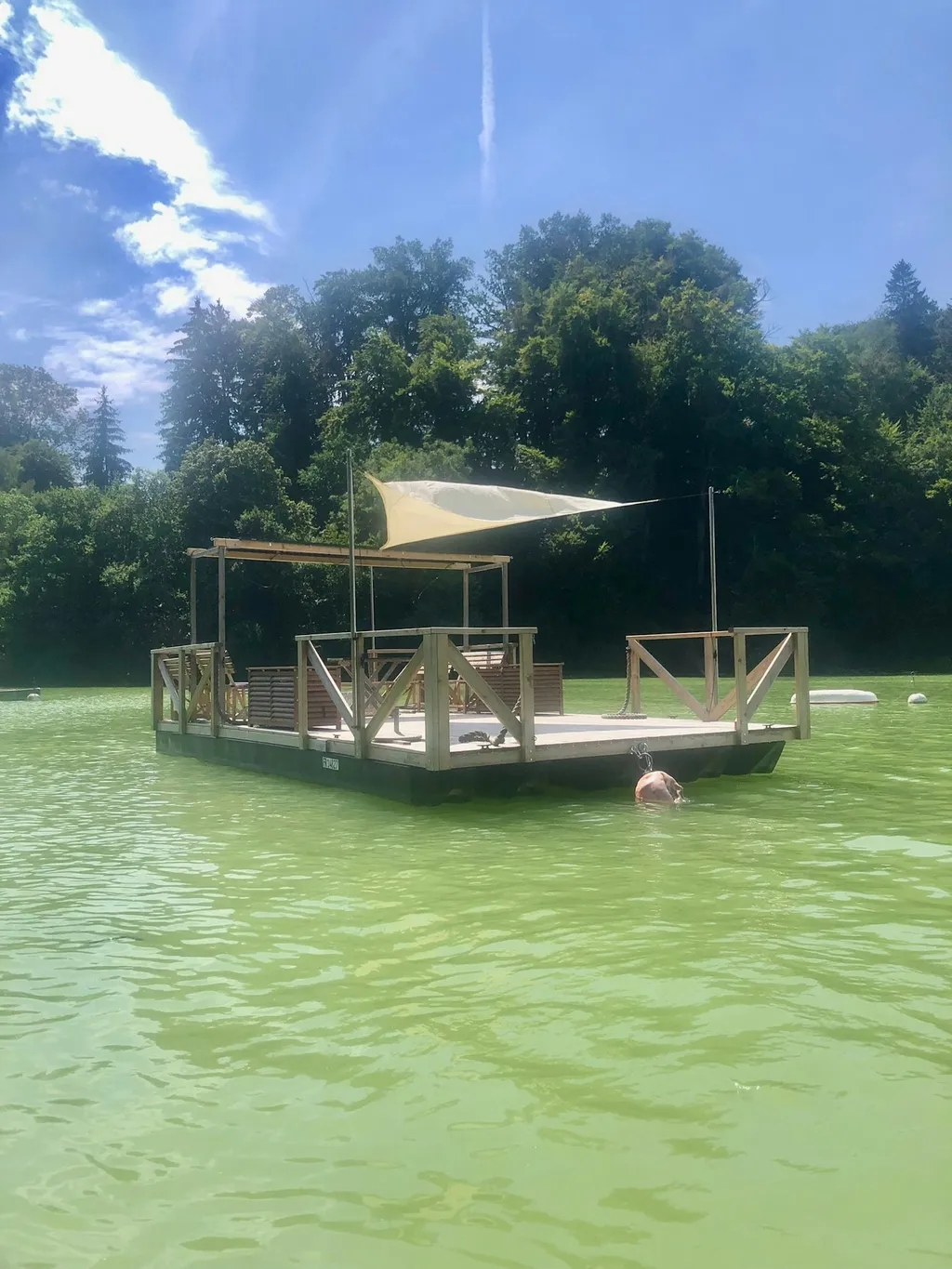 Camping-Plattform auf dem Floss