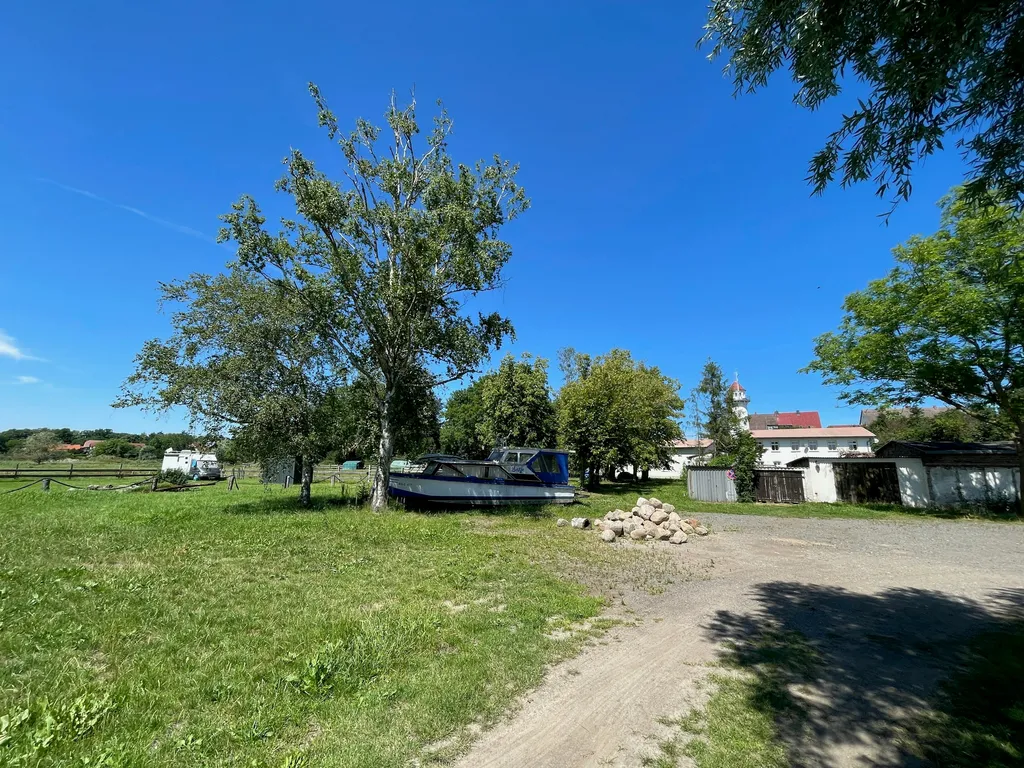 Gartenwiese an kleinem Naturhafen