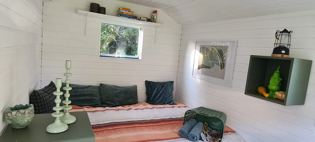 Bauwagen im Garten nahe der Schweizer Grenze