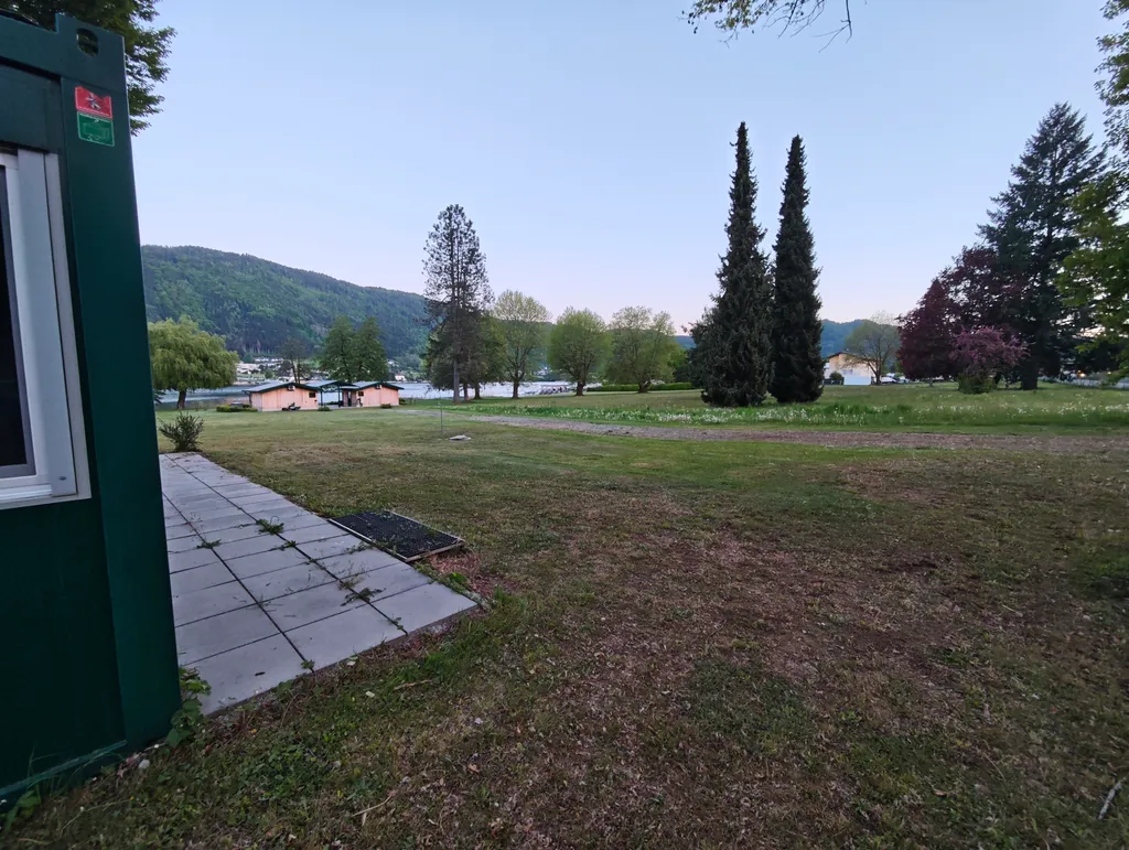 Blick vom Bungalow zum See