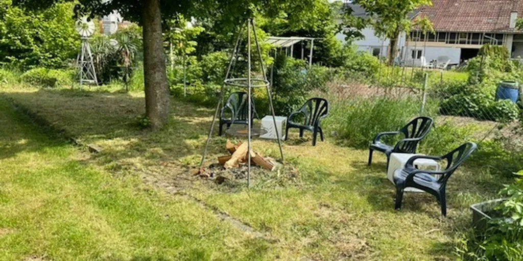 Zeltwiese im Ort am Rhein-Radweg