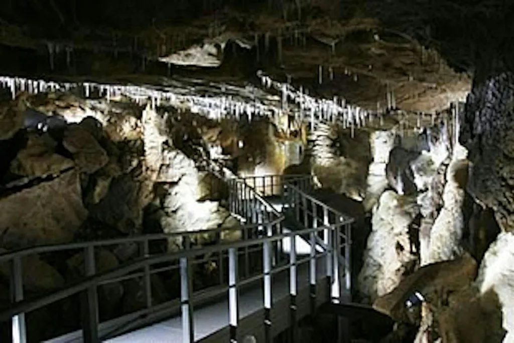 Stellplatz an Wanderroute und Höhle