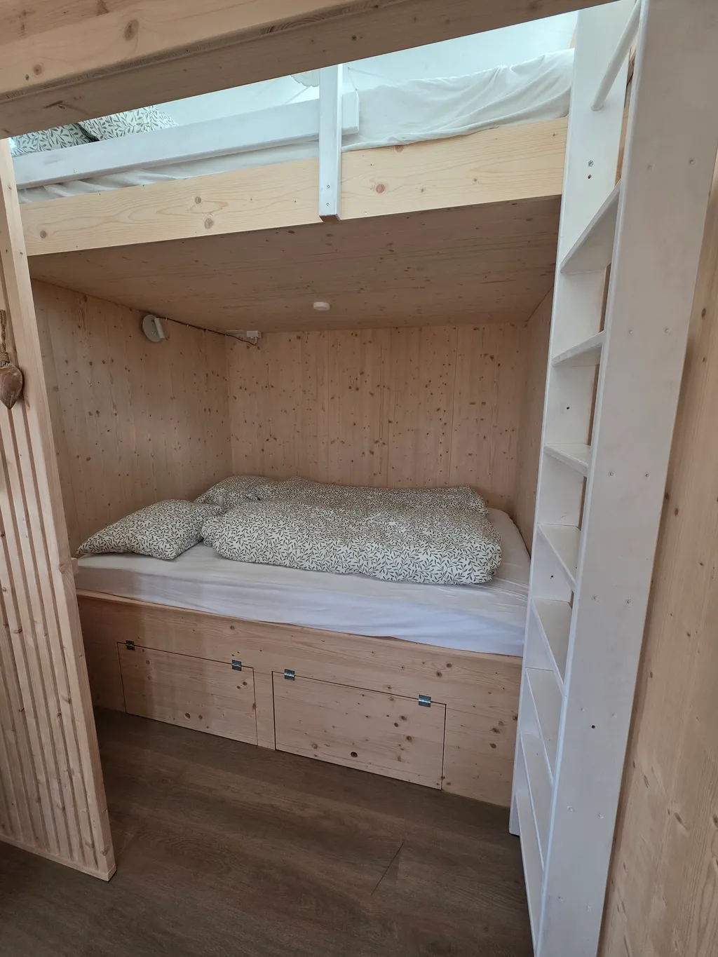 Gemütlicher Schäferwagen mitten in der Natur