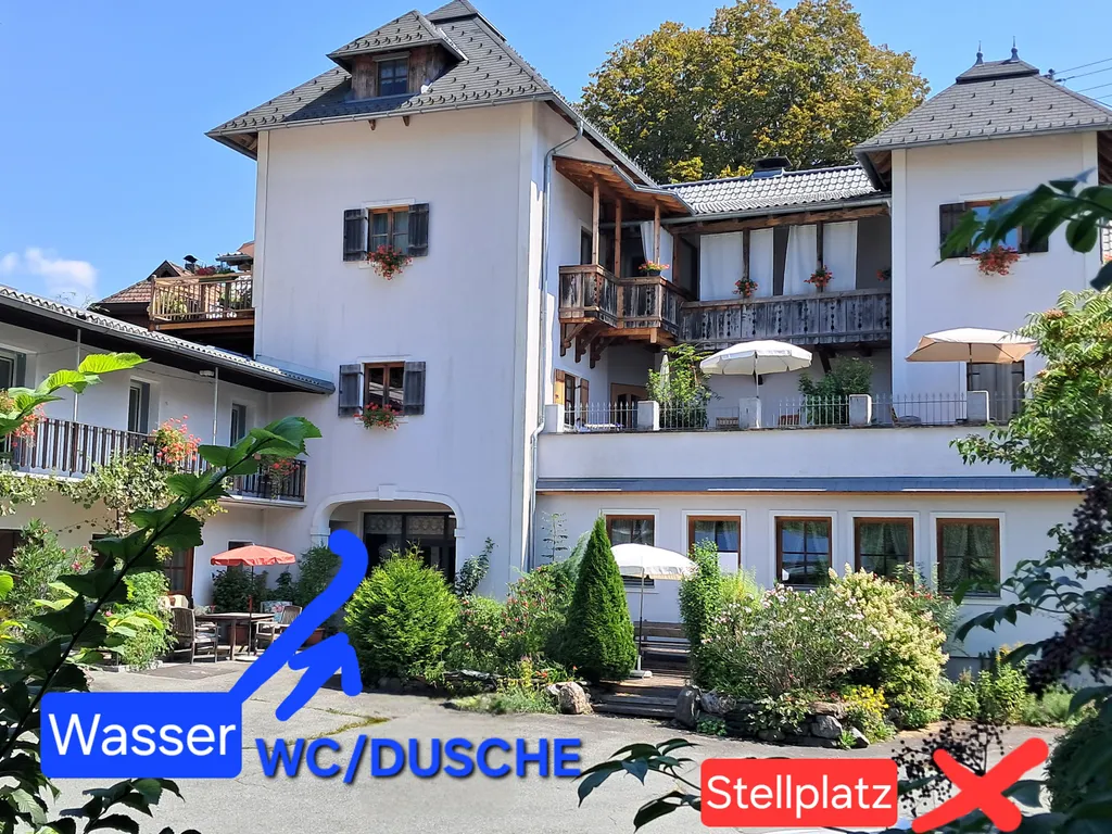 Der hofseitige Eingang. Hier geht es zum WC, zur DUSCHE, und zum Trinkwasser.
