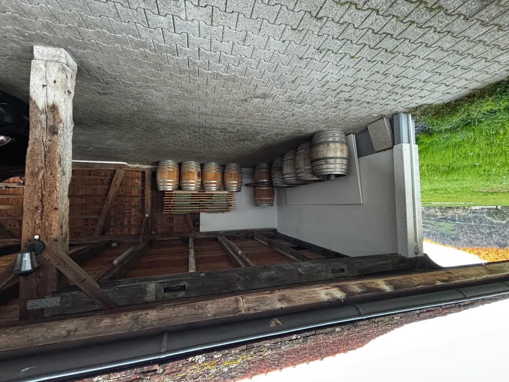 Im Unterstand findest Du Schutz bei jeder Witterung. Auf Wunsch stellen wir Dir auch eine Festbank Garnitur zur Verfügung.