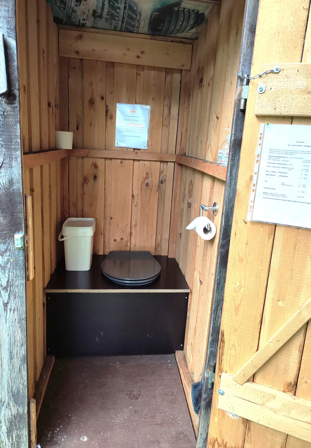 Toilettenhäuschen von innen mit Trocken-Trenntoilette
