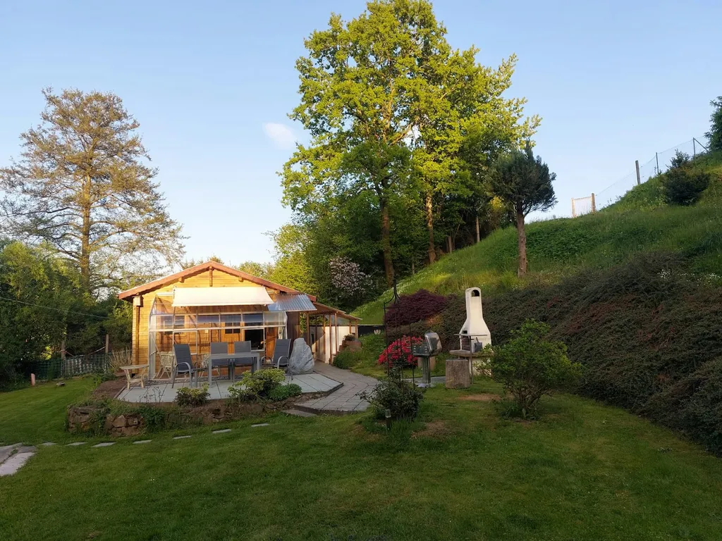 Idyllisch-sicherer Garten am Bach