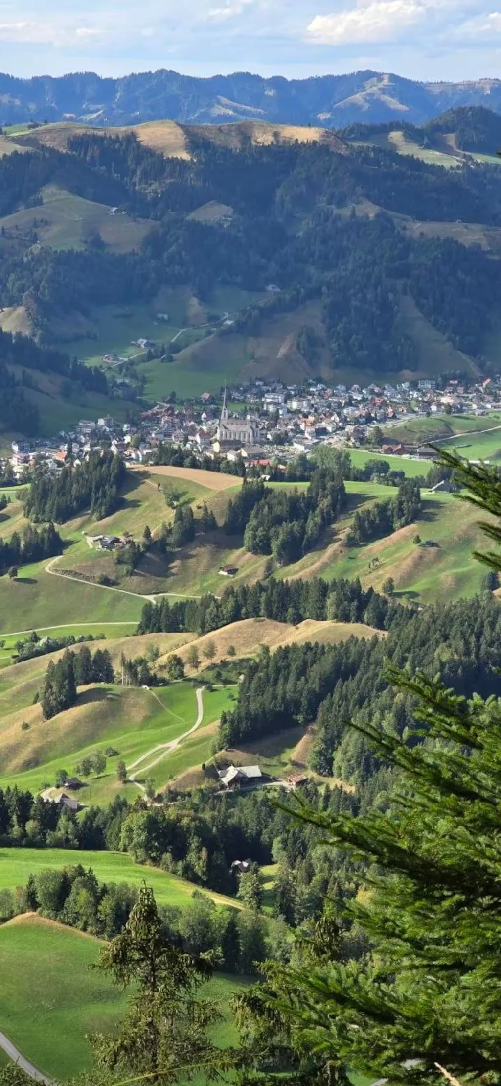 Aussicht vom Berg auf die ganze Landschaft mit Haus und Dorf