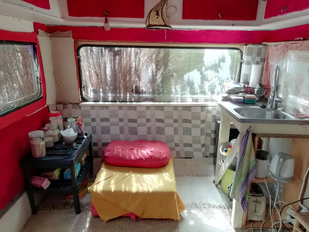 Aus- und umgebauter Bauwagen