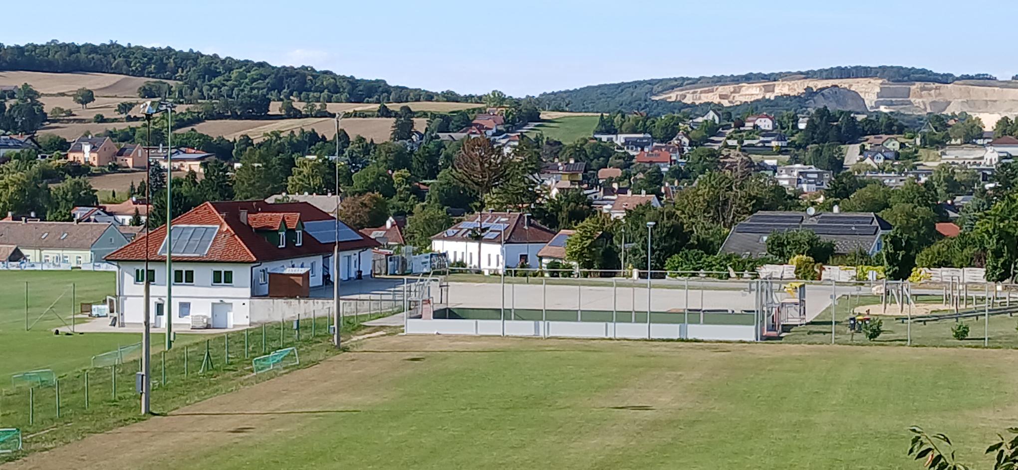 Stellplatz Ernstbrunn Sportp..jpg