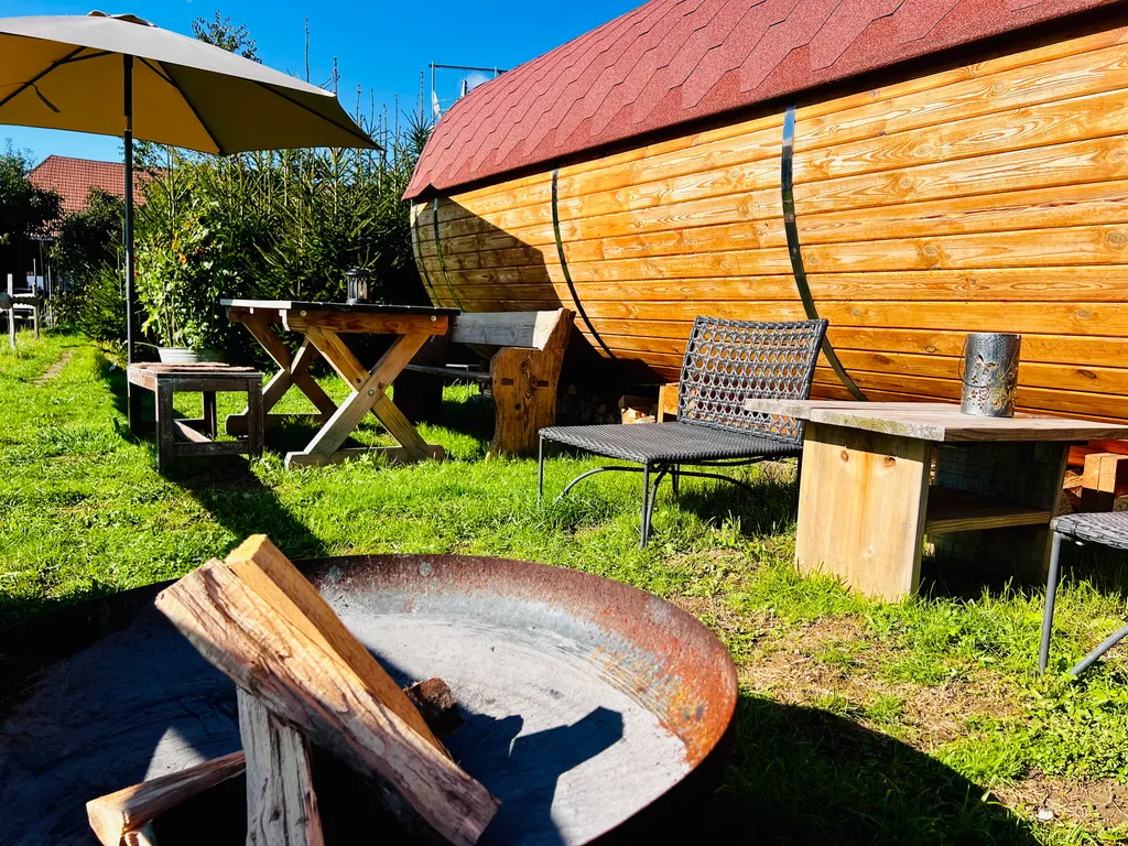 Aussenbereich mit Feuerschale für einen gemütlichen Grillabend.