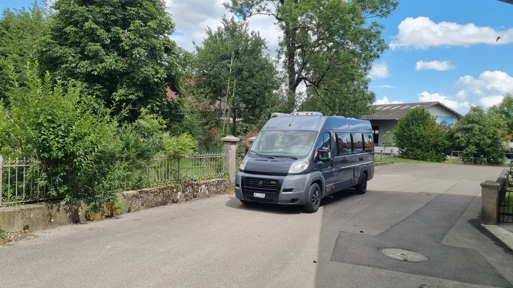 Der Weg wird benützt von Spaziergängern und Velofahrern (selten fahren Fahrzeuge durch)