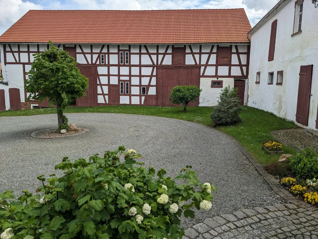 Historischer Vierseithof mit Naturgarten