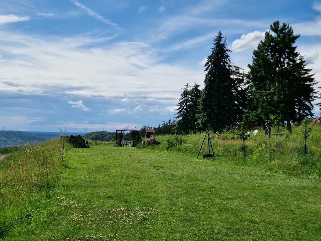 auf unserem großen Platz bieten wir maximal 3 Stellplätze an