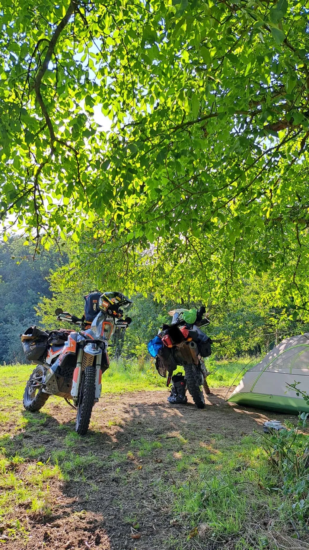 Gäste mit ihrer Enduro