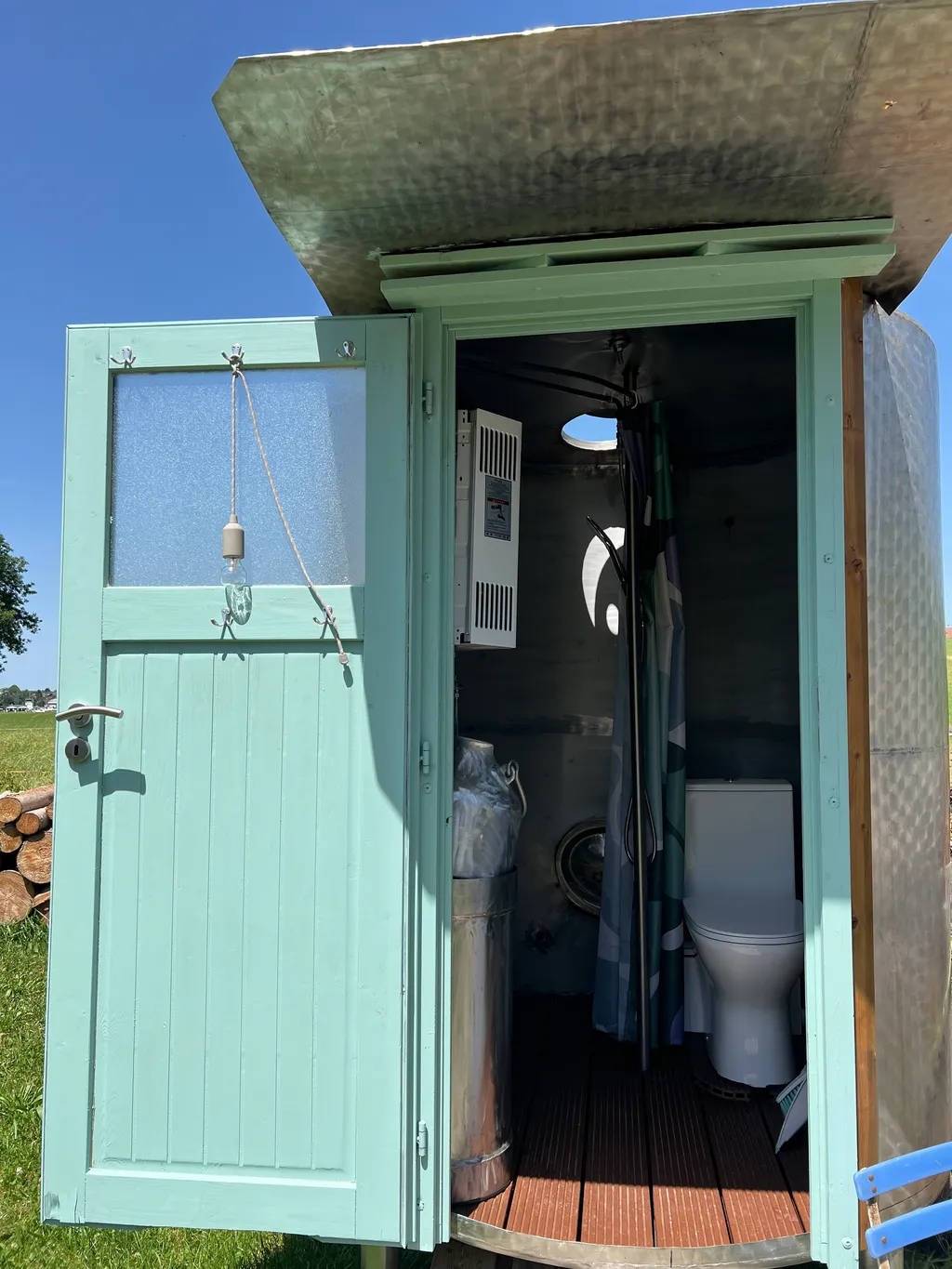 Für unsere Camper, Toilette und Dusche im Himbeergeistfass