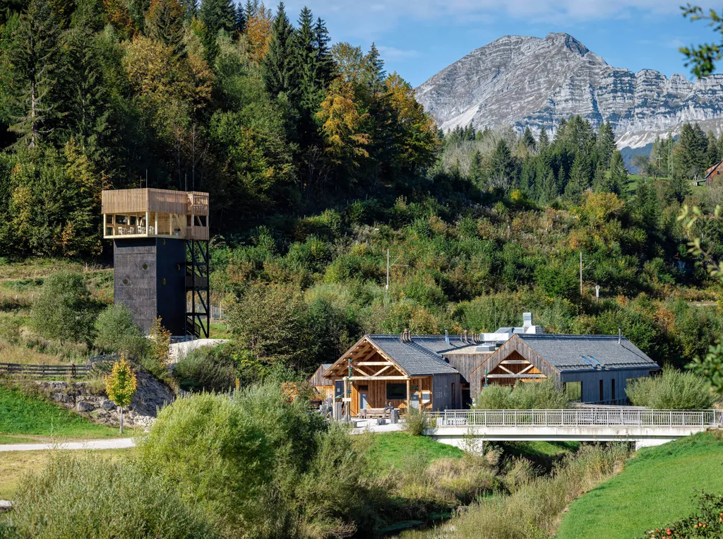 Blick auf die Ötscher-Basis (Toiletten, Duschen und Gastronomie) sowie Aussichtsturm und Ötscher im Hintergrund