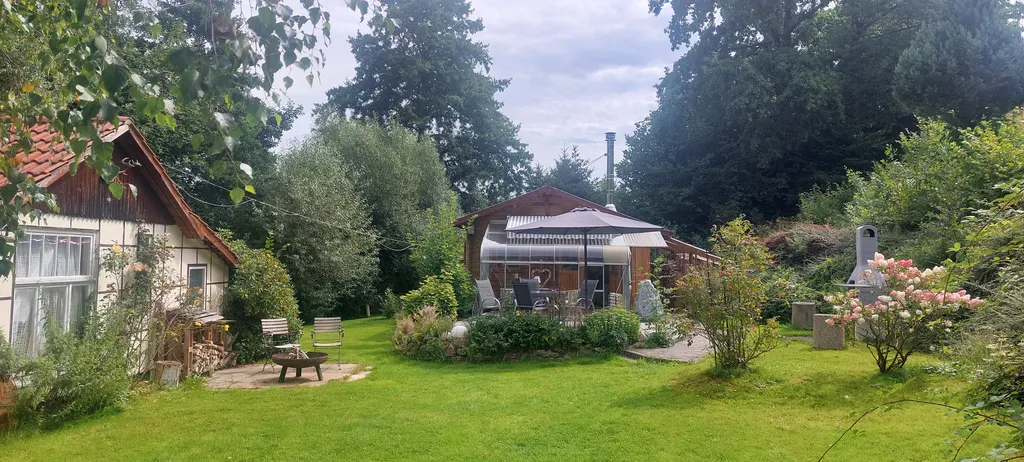 Urige Blockhütte mit Fasssauna in schönem Garten