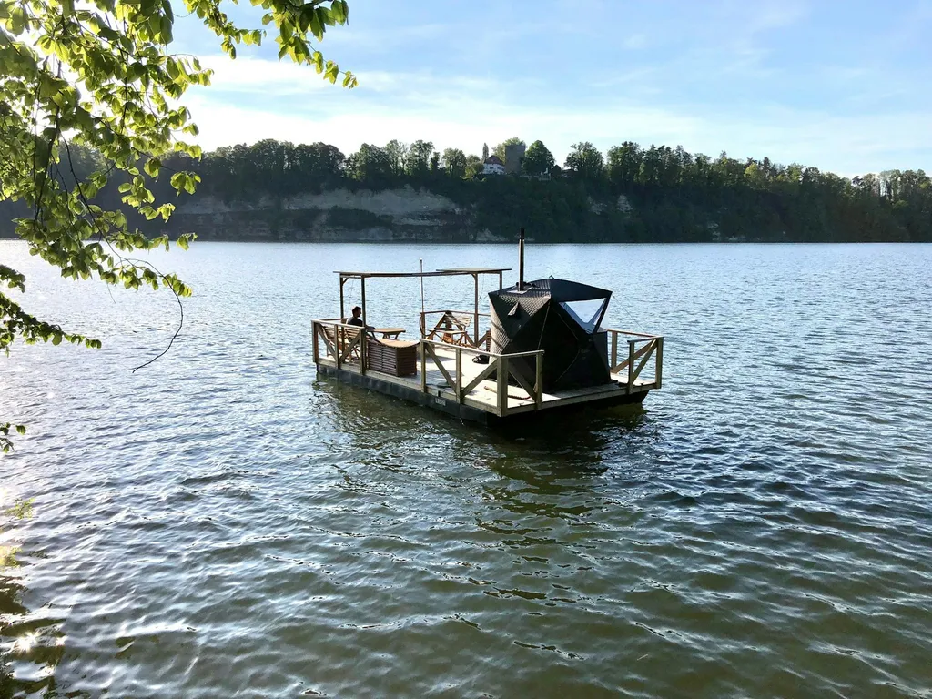 Camping-Plattform auf dem Floss