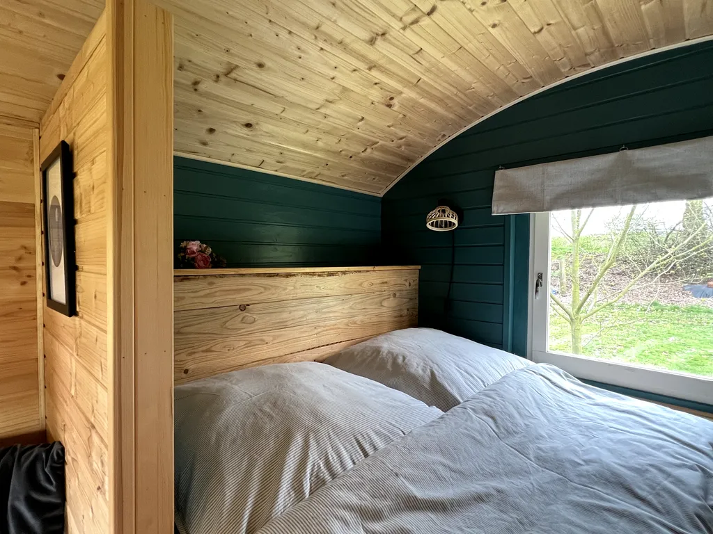 Auszeit am Kanal im Zirkuswagen