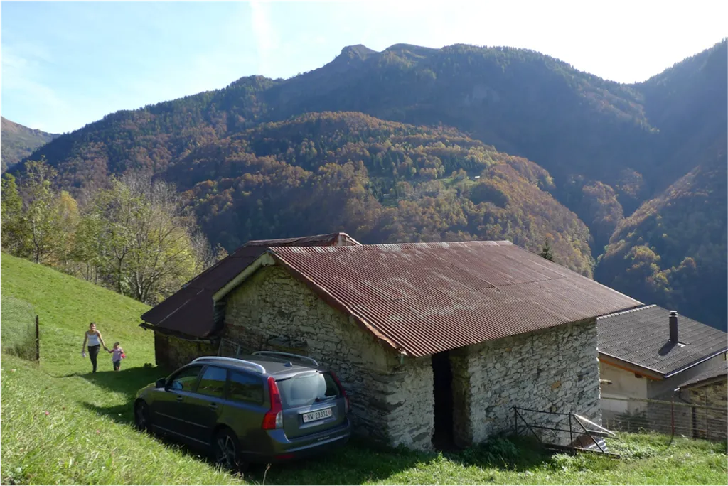 Da wo das Auto steht bis zu den zwei Personen, die da laufen ist der Parkplatz