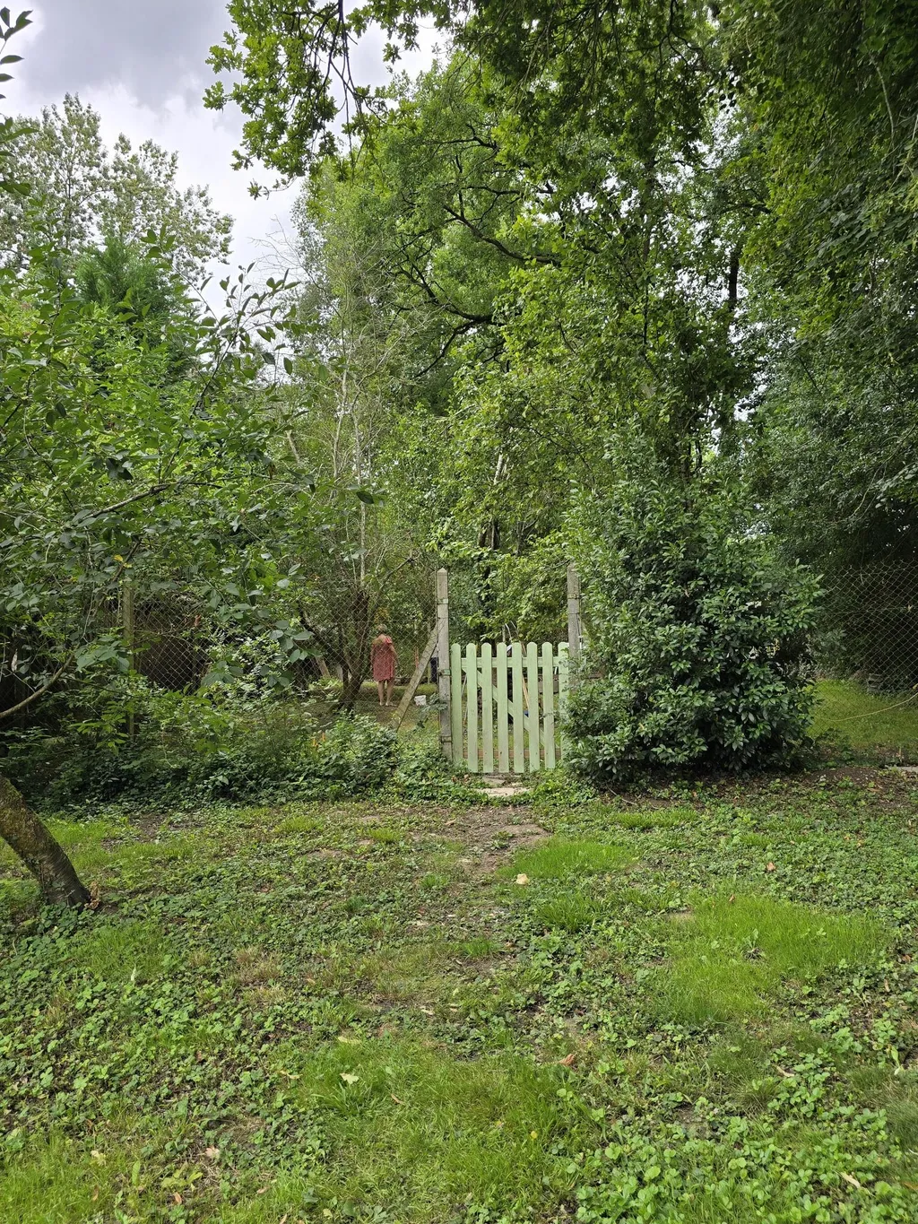 L’entrée discrète du Camp’s se fait à pied, pour préserver la tranquillité des lieux. Le portail marque le début de votre déconnexion.