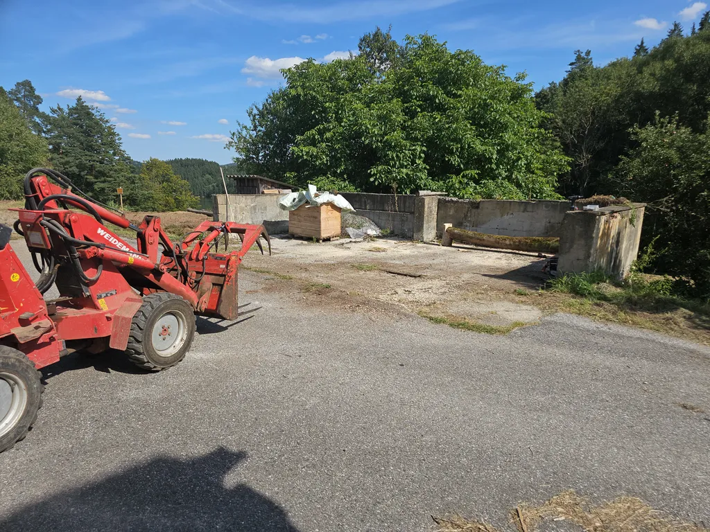 Grillplatz und Sitzmöglichkeit auf einem Baumstamm