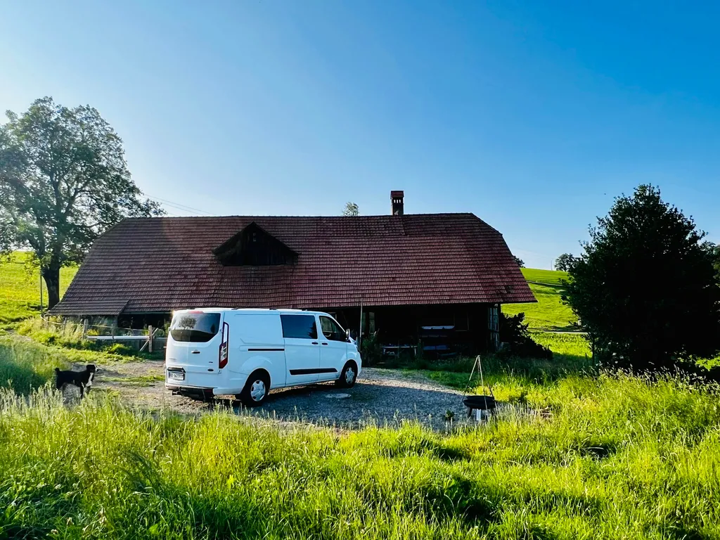 Dein Stellplatz vor dem leeren Stallgebäude