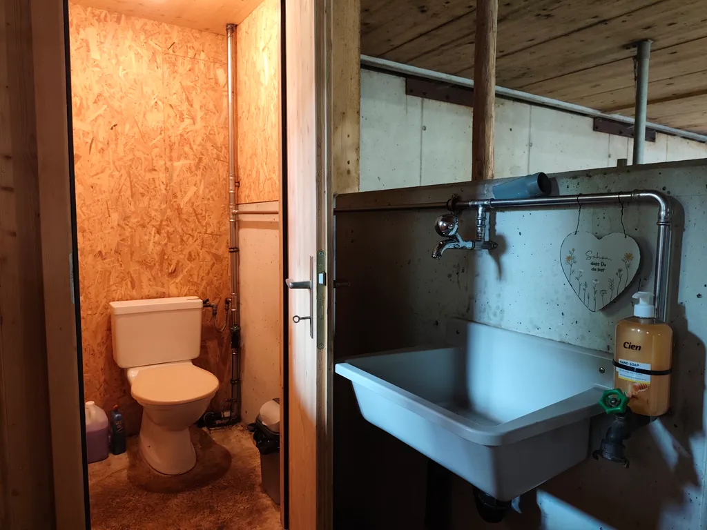 Die einfache Toilette mit Waschmöglichkeit/Trinkwasser befindet sich im Stall.