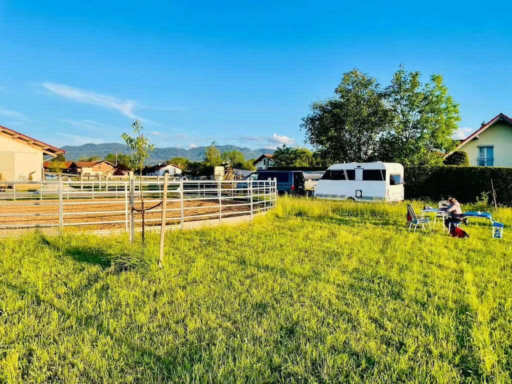 Idylle mit Seeblick und Pferden