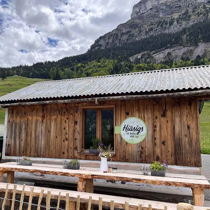 Ghirmi-Hittli - unser Herzensprojekt und Herzstück der Alp Schwand. Ein Ort der Begegnung und des Genuss. Zeit zum Sein.