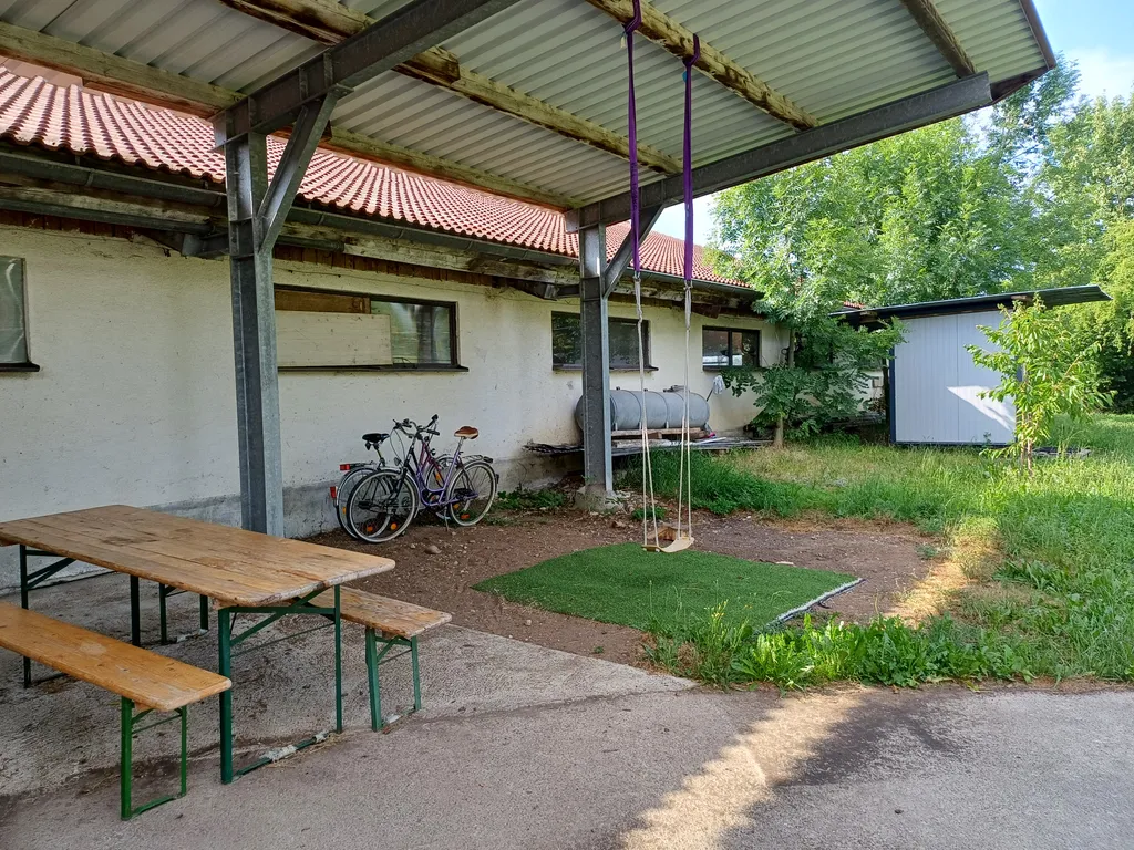 Unterstand mit Sitzmöglichkeiten und Schaukel
