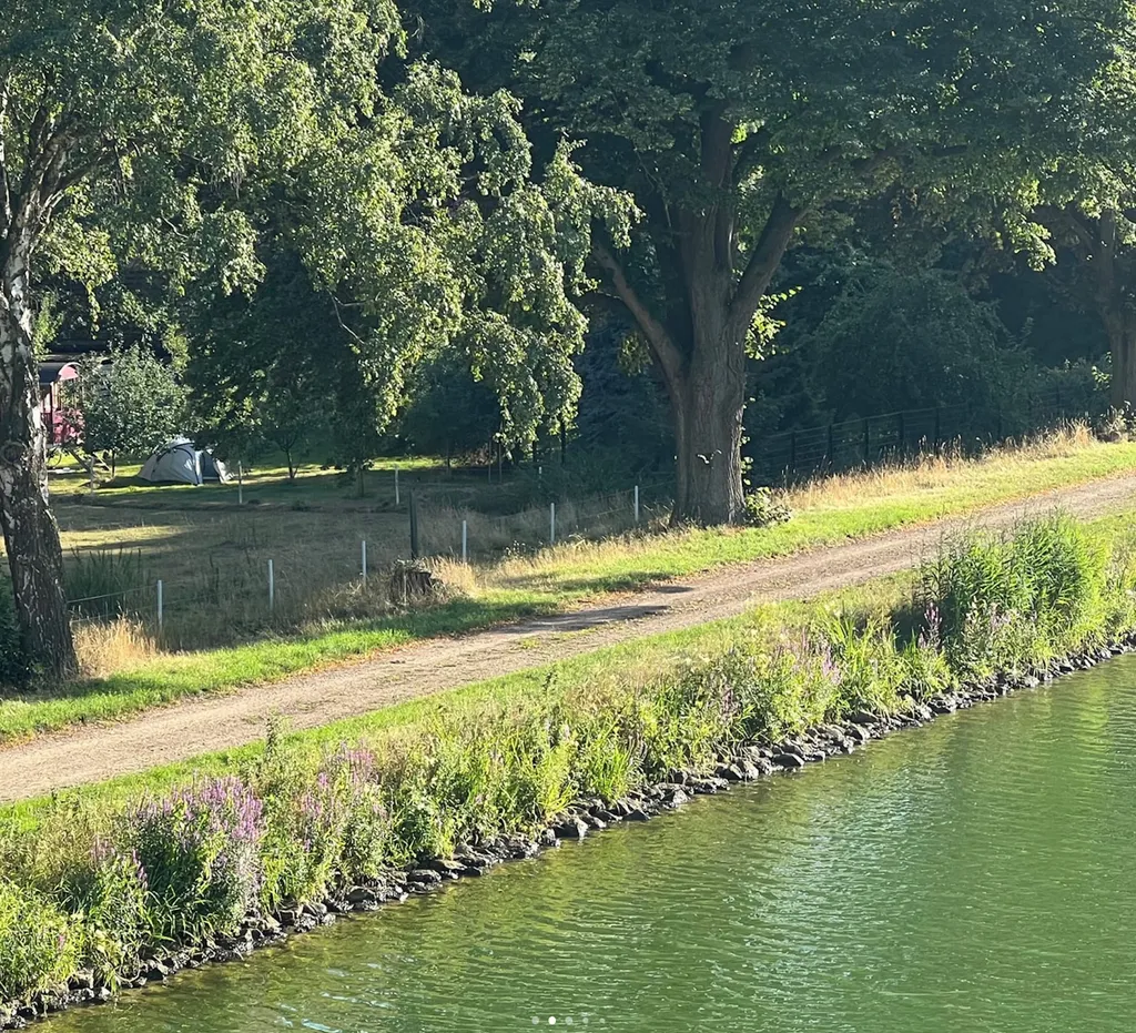 Zelten in der Obstwiese am Kanal
