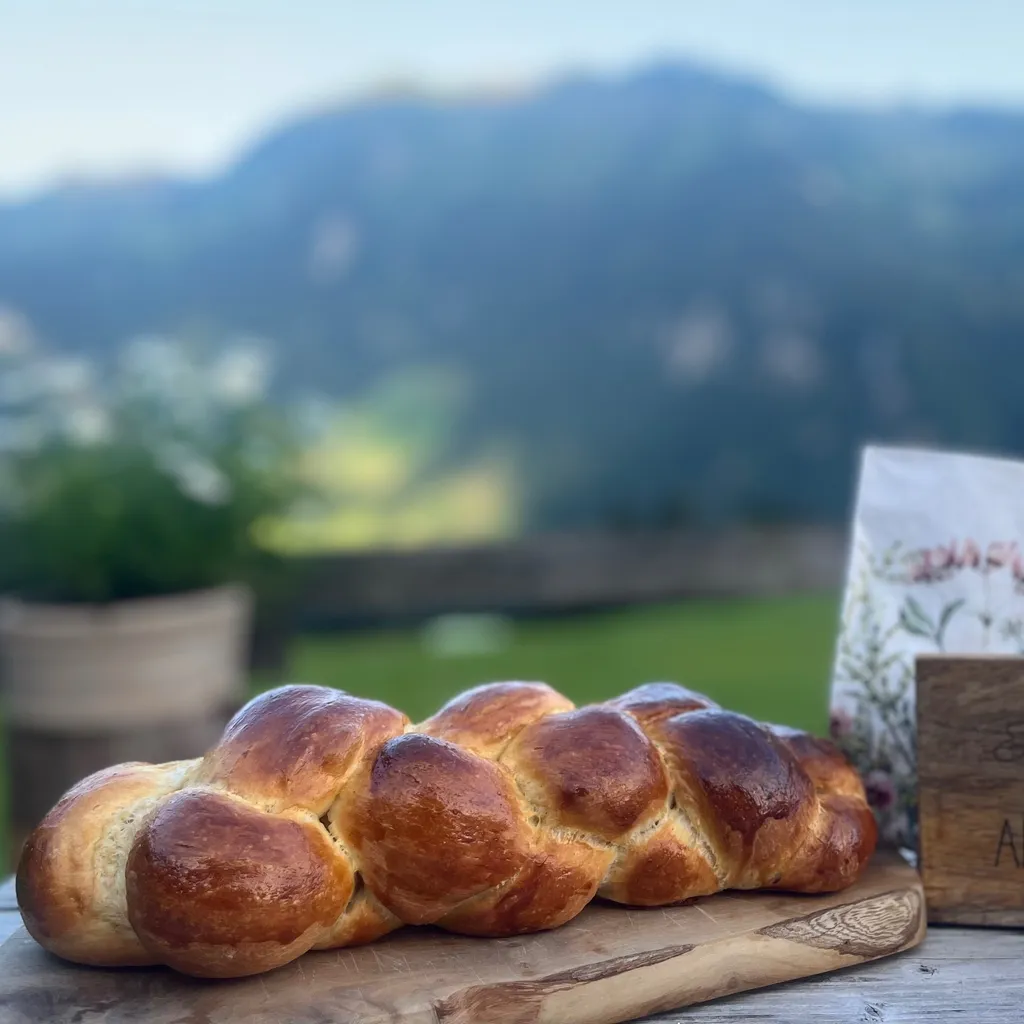 Frisch gebackener Bio-UR-Dinkelzopf (ca. 500 g)