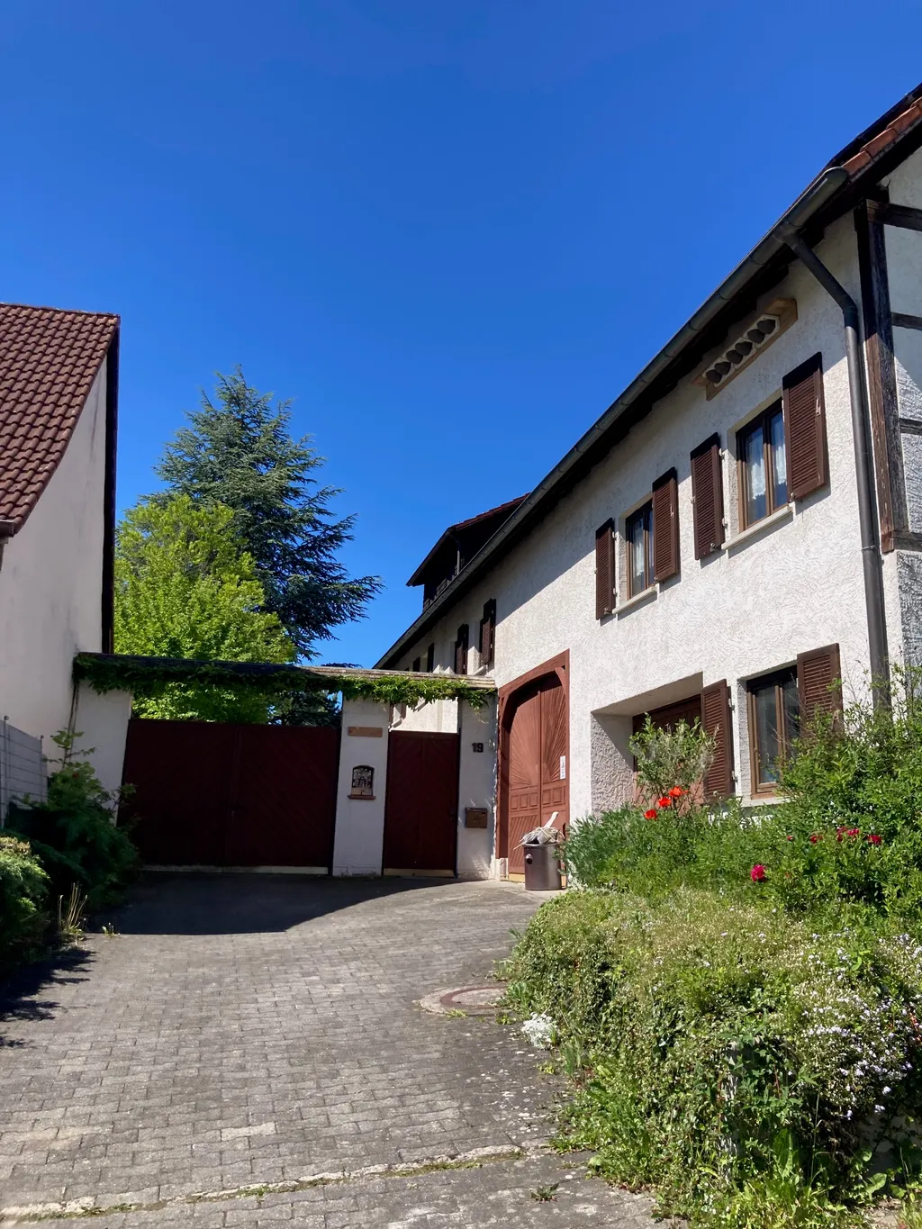 Die Hofeinfahrt (von außen)