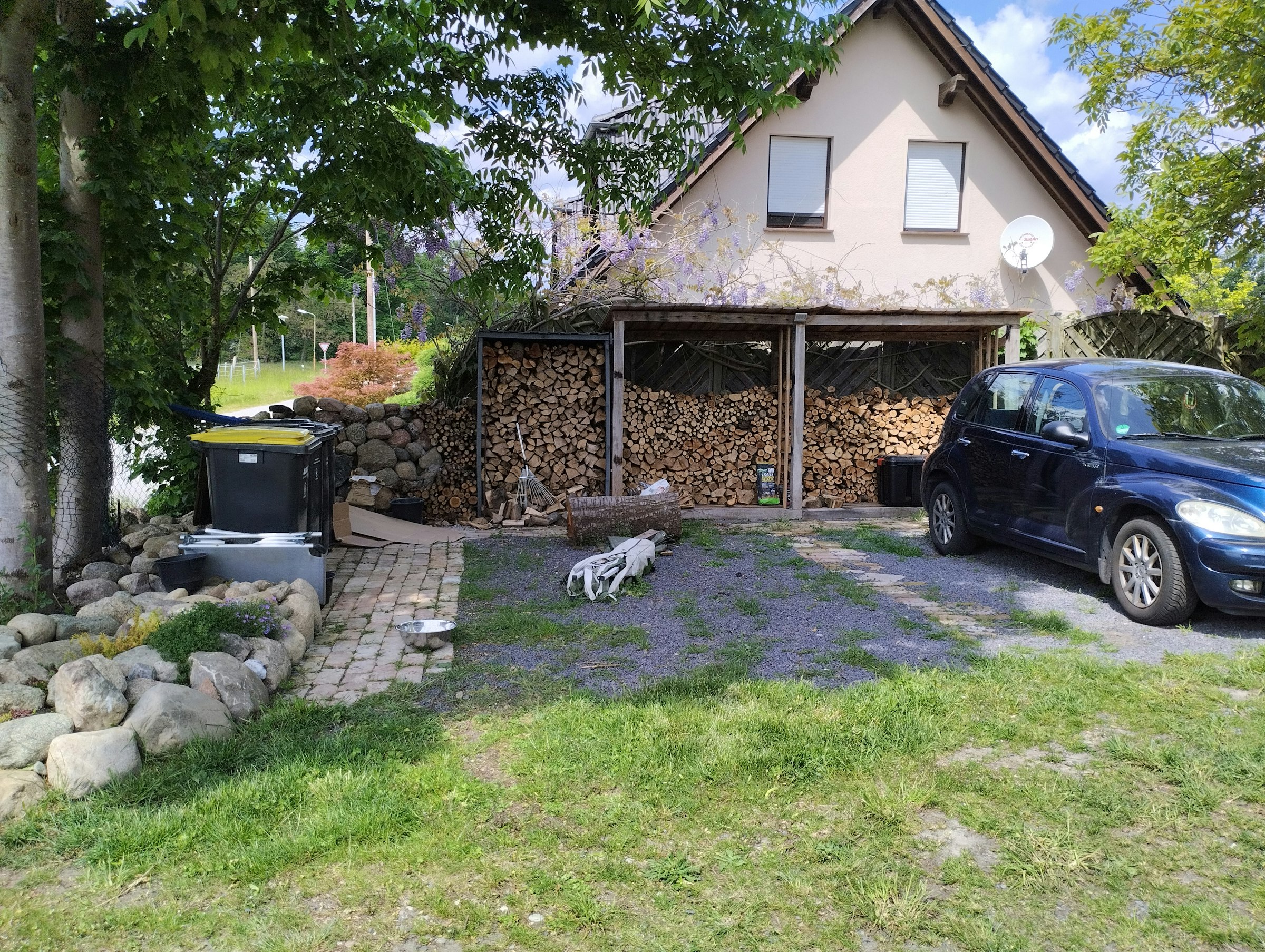 Hofplatz für Bus und Zelt