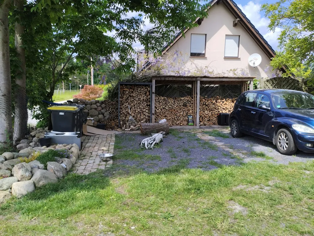 Hofplatz für Bus und Zelt