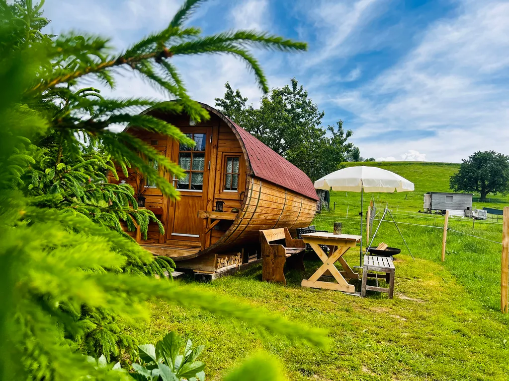 Holzfass Bauernhof-Auszeit