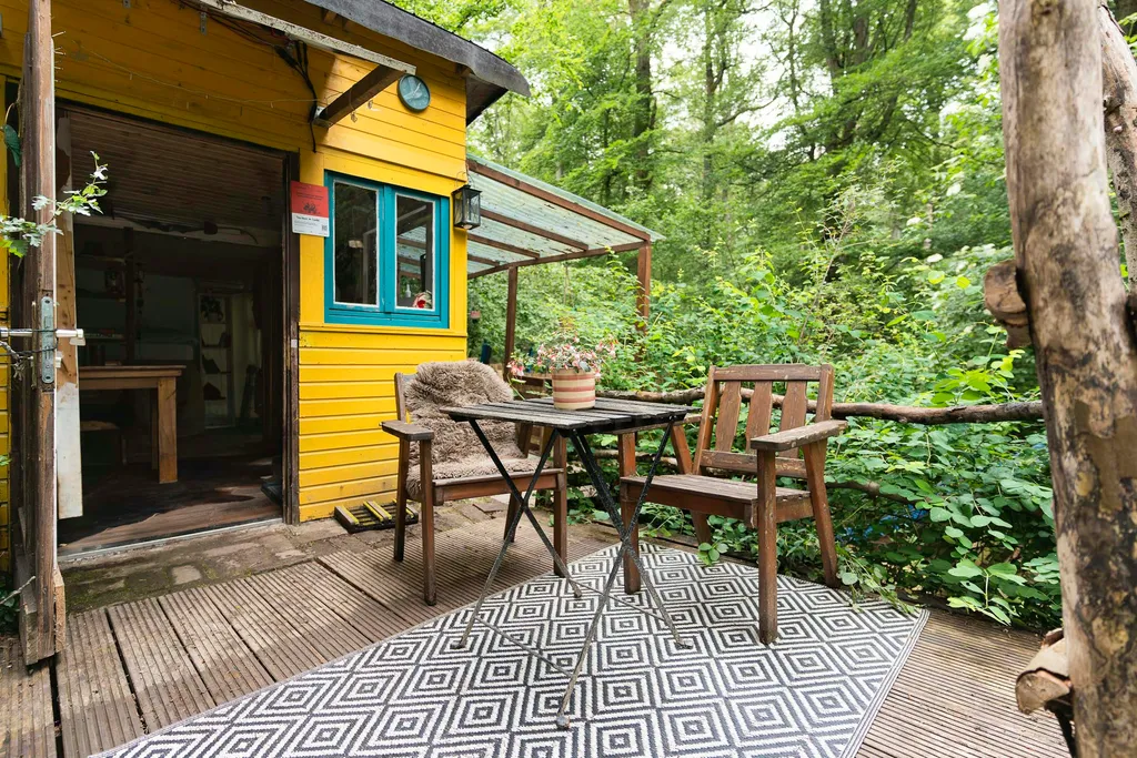 Tiny Haus im Wald für ein Abenteuer