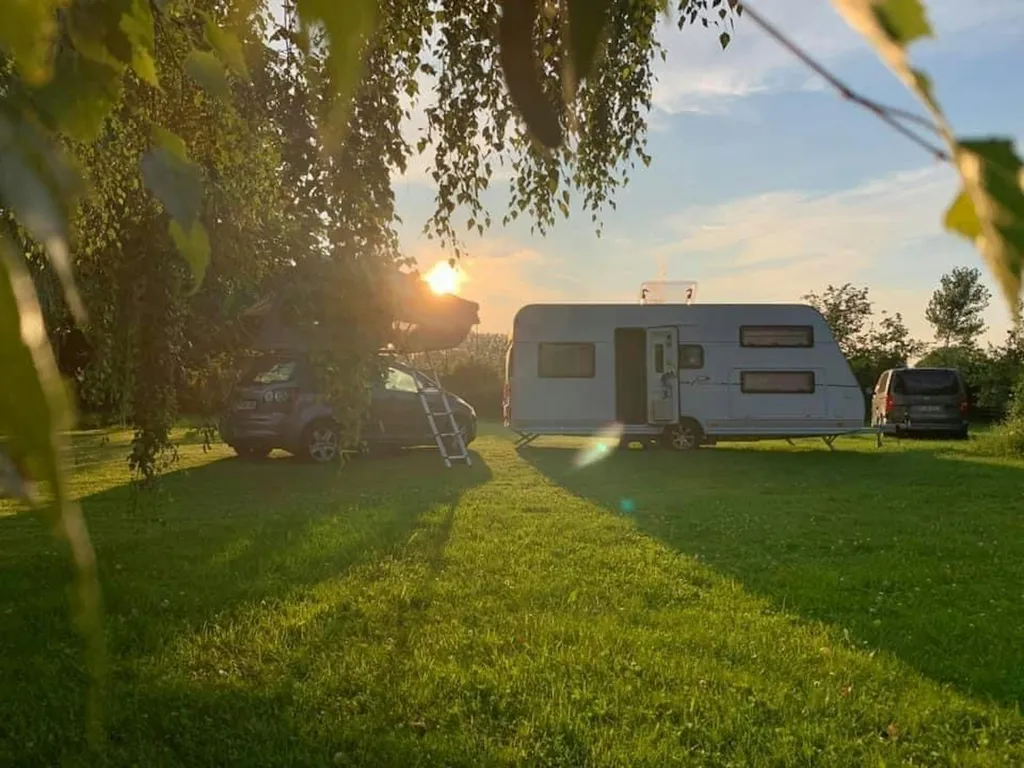 Idyllischer Stellplatz unter Bäumen