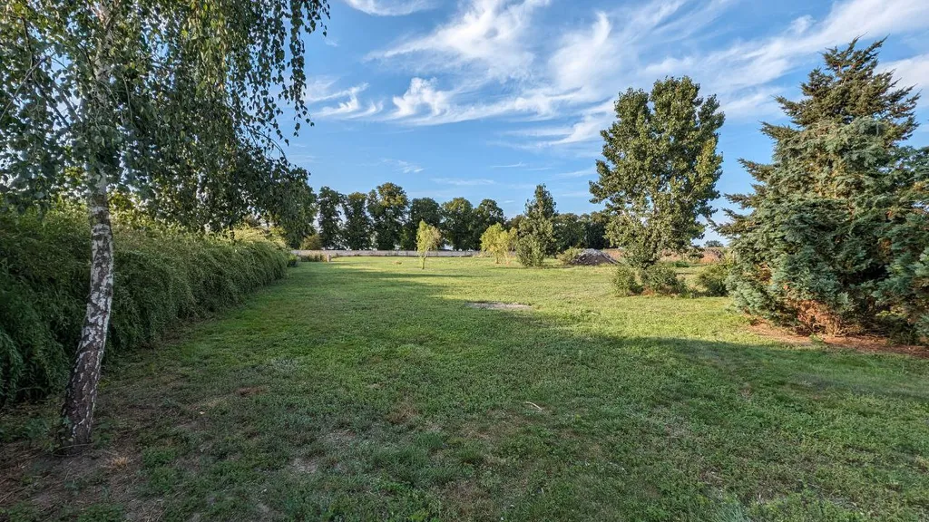 Große Wiese am Hof in Seenähe