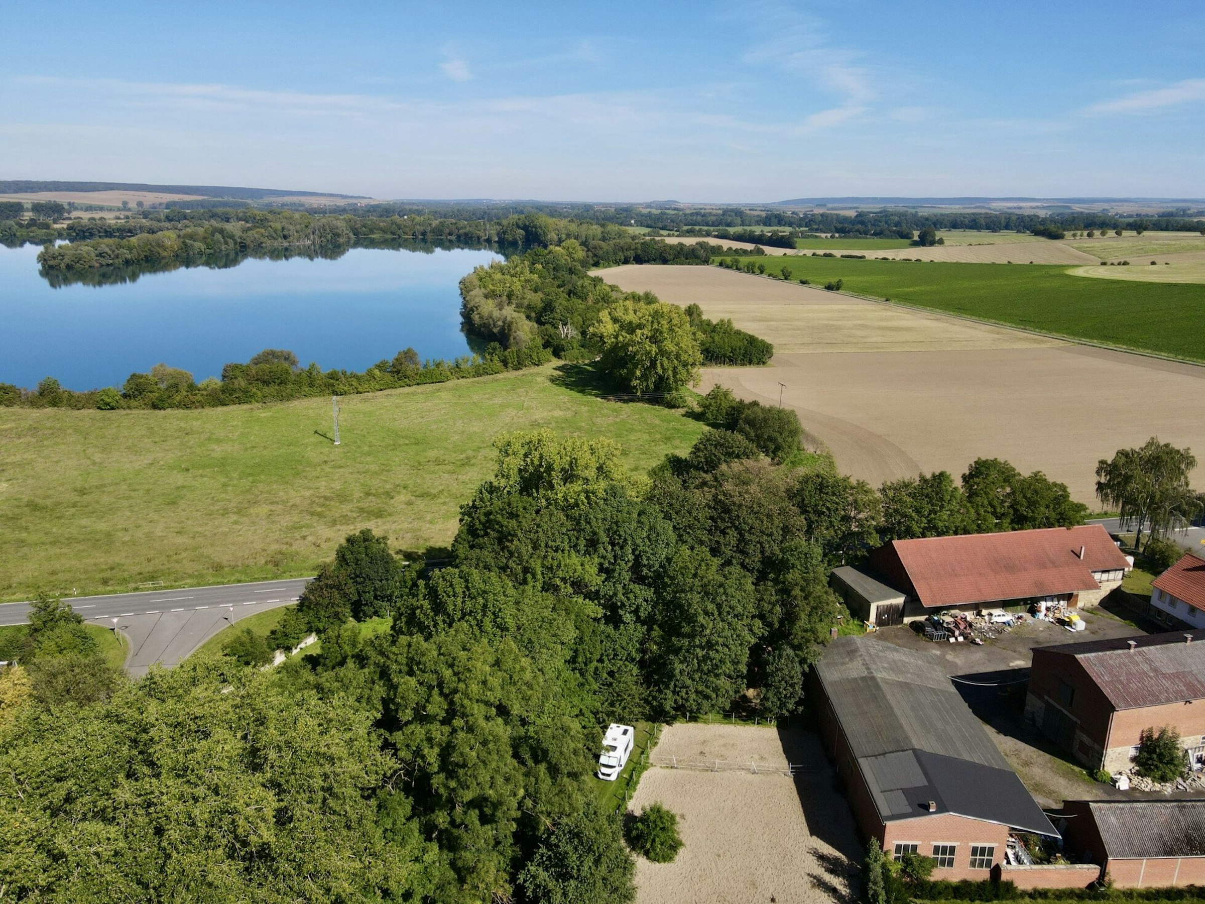 Plätzchen am Bach bei den Pferden