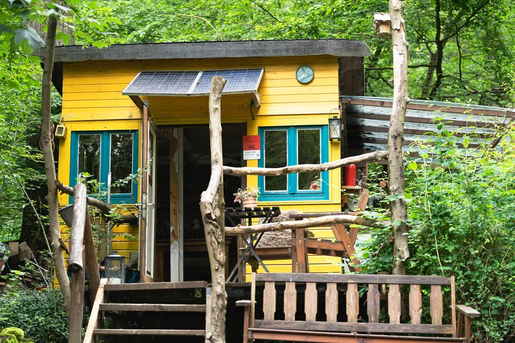 Tiny Haus im Wald für ein Abenteuer