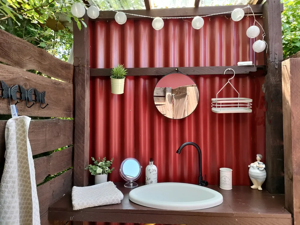 Waschbecken und Dusche