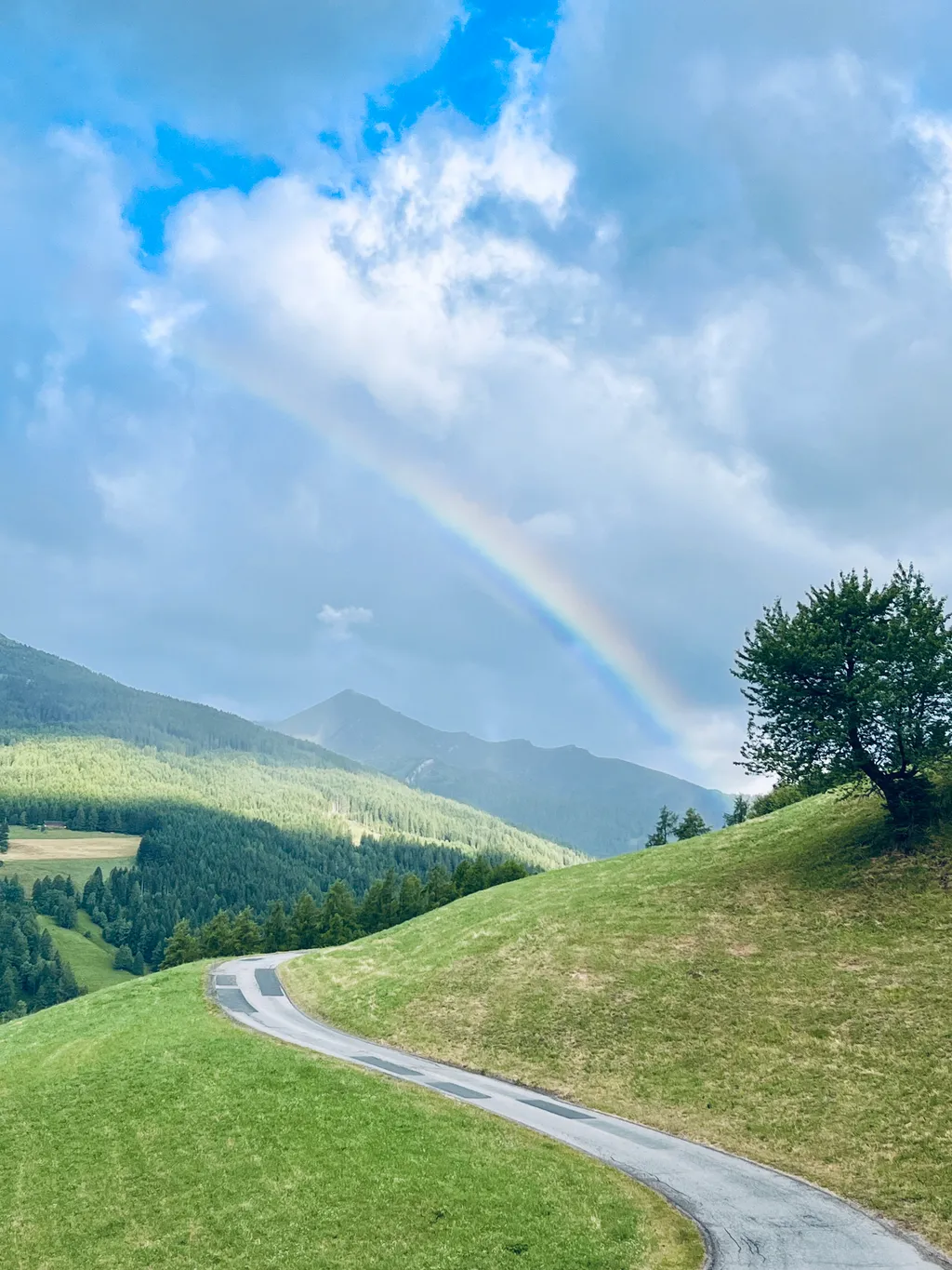 Sonnige Zeltwiese am Bergbauernhof