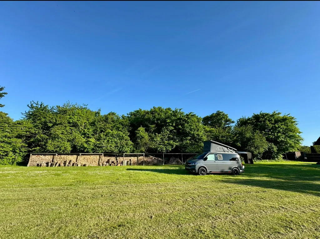 Autark am Rande einer Parkanlage