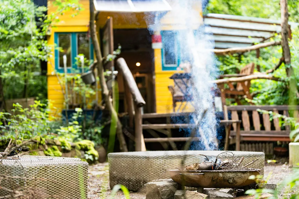 Tiny Haus im Wald für ein Abenteuer