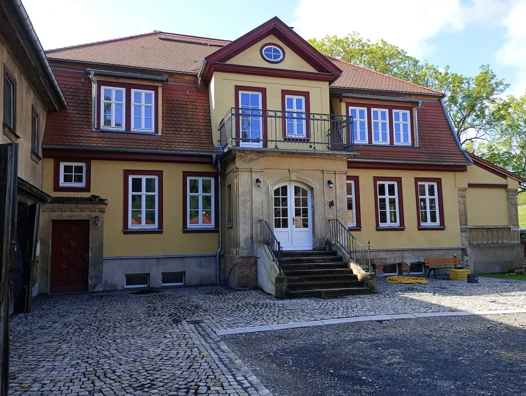 Malerischer Bauernhof am Stadtrand