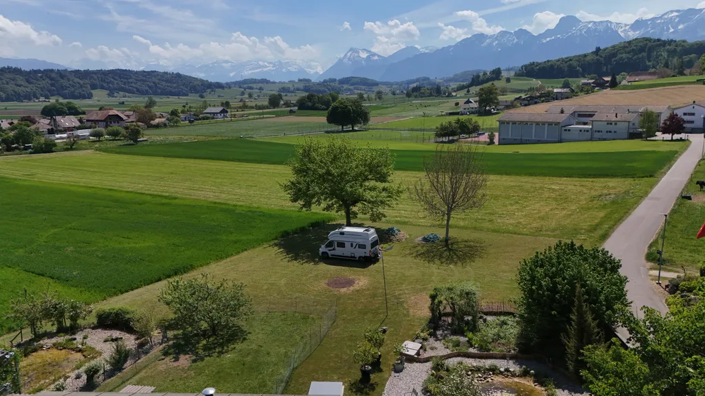 Relaxen im Grünen mit Blick auf die Berner Alpen